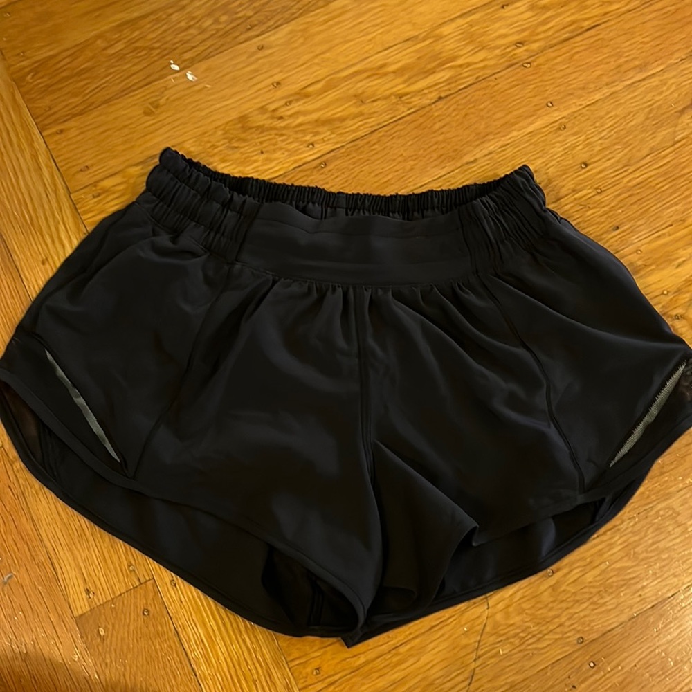 Black NWOT Lululemon hottie hot shorts, size 4